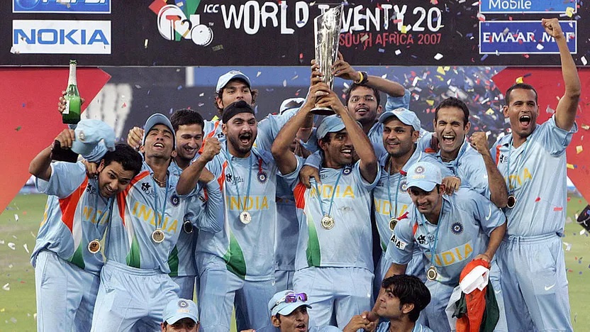 2007 टी-20 वर्ल्ड कप ट्रॉफी के साथ टीम इंडिया।