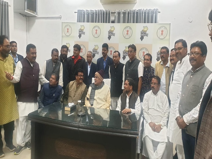 बिलासपुर के कांग्रेस नेताओं के साथ भूपेश बघेल।