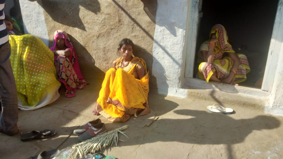 पति की हत्या के बाद विलाप करती हुई नवविवाहिता कृष्णा।