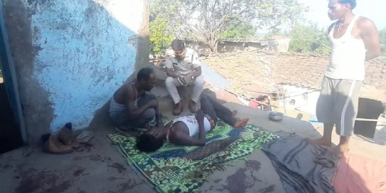वारदात स्थल पर शव का पंचनामा बनाती पुलिस।