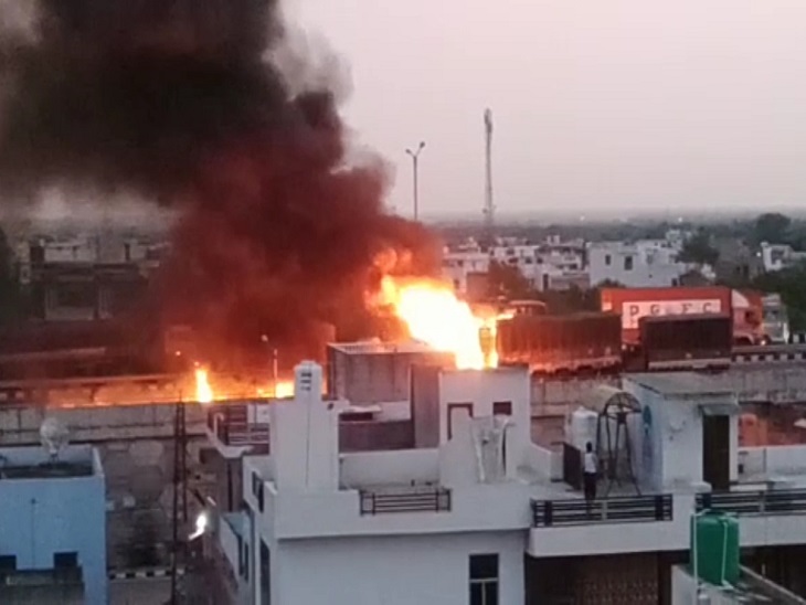 हादसे के बाद लोग घर की छत से वीडियो बनाने लगे।