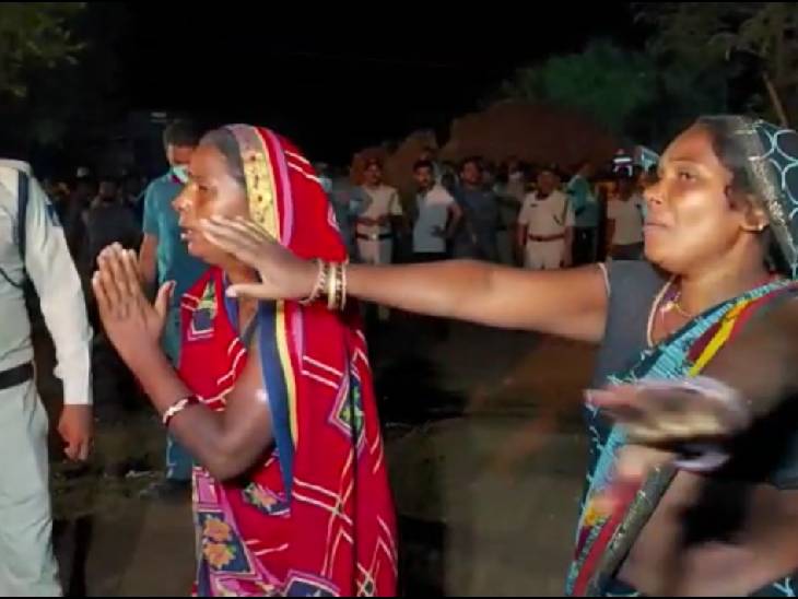 कुएं में गिरे हुए रवि अहिरवार की मां और दादी का रो-रोकर बुरा हाल है।