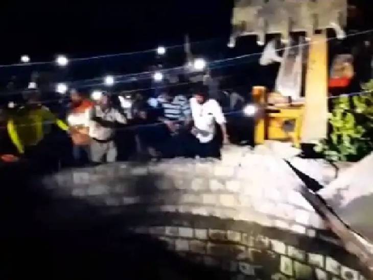 रात को जब बच्चा कुएं में गिरा, तो भीड़ मौके पर पहुंच गई। करीब 2 घंटे बाद कुआं ढह गया।