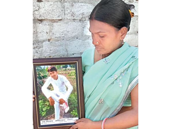 विजय की मौत के दुख में मां।