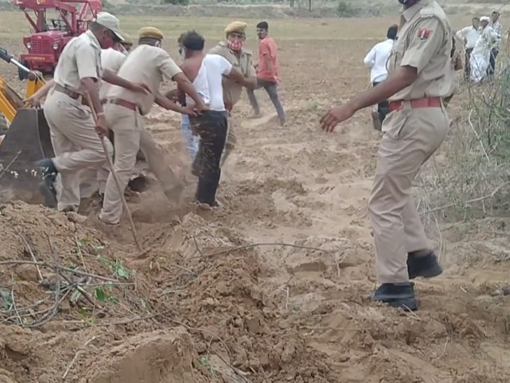 मुआवजे के लिए मांग कर है किसानों ने काम रुकवा दिया था।