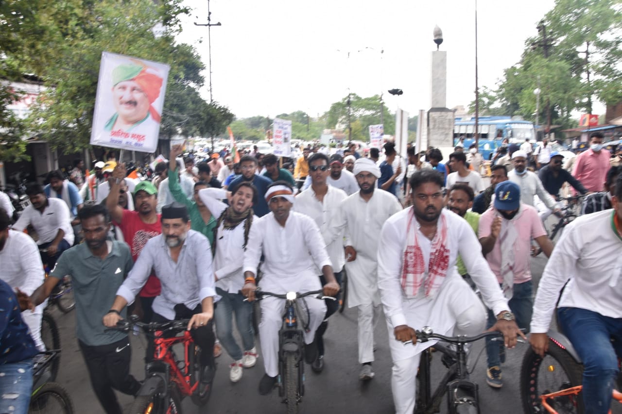 युवा कांग्रेस ने बढ़ती महंगाई को लेकर निकाली साइकिल रैली। - Dainik Bhaskar