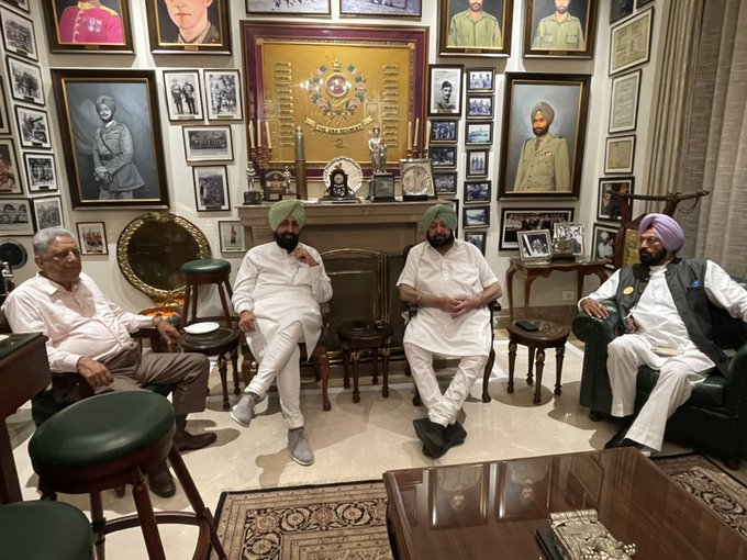 पंजाब विधानसभा अध्यक्ष राणा केपी सिंह, राज्यसभा सांसद और कांग्रेस पंजाब के पूर्व अध्यक्ष प्रताप सिंह बाजवा और कैबिनेट मंत्री राणा गुरमीत एस सोढ़ी ने पंजाब के मुख्यमंत्री कैप्टन अमरिंदर सिंह से उनके आवास पर मुलाकात की।