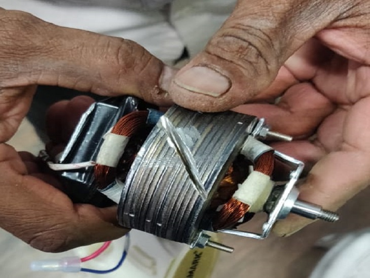 ग्राइंडर के अंदर छुपा कर लाए सोना