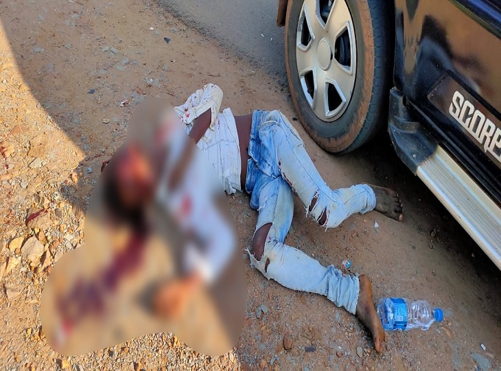 गीदम-जगदलपुर NH-63 पर शनिवार को तेज रफ्तार स्कॉर्पियों की टक्कर से एक बाइक सवार युवक की मौके पर ही मौत हो गई है। - Dainik Bhaskar