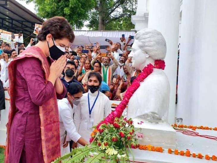 प्रतिमा पर माल्यार्पण कर प्रियंका गांधी ने शुक्रवार को धरने की शुरुआत की थी।