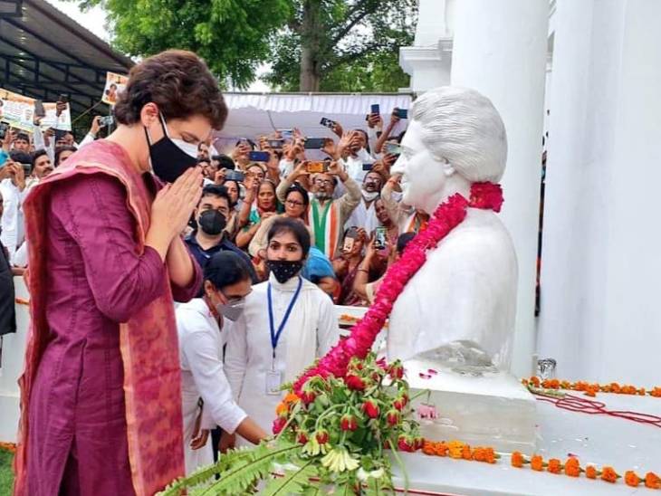 Priyanka Gandhi started her dharna on Friday by garlanding the statue.