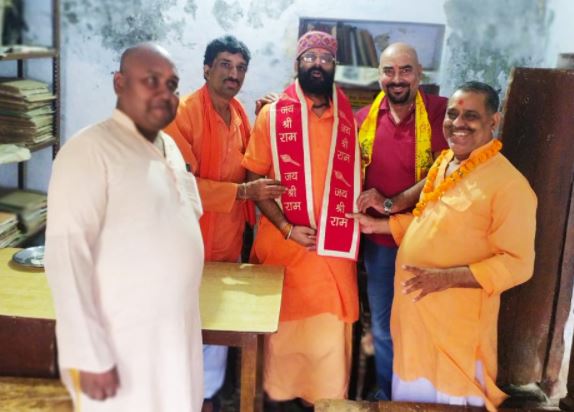 बाबरी ढांचा गिराने के आरोपी संतोष दुबे और संतों से मुलाकात करते हुए सुधाकर चतुर्वेदी