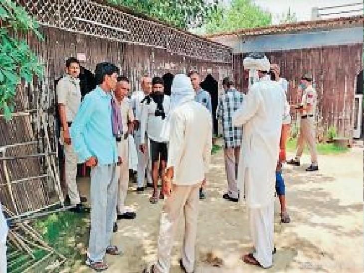 स्वीमिंग पूल में डूबने से दो युवकों की मौत के बाद मौके पर पहुंची पुलिस और लोग। - Dainik Bhaskar