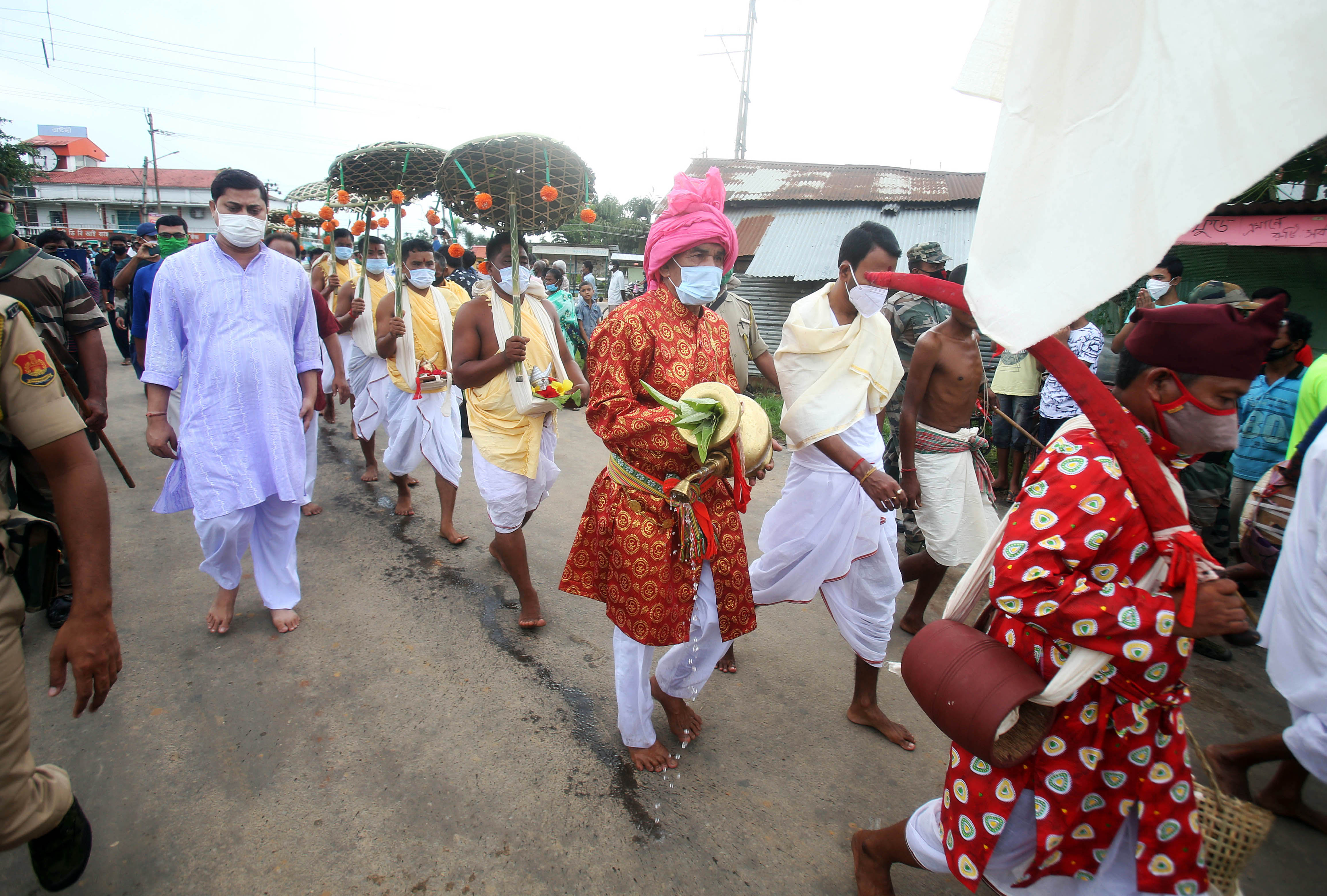 खर्ची पूजा के लिए 14 देवों की मूर्तियों को मंदिर की तरफ ले जाते 14 पंडित।