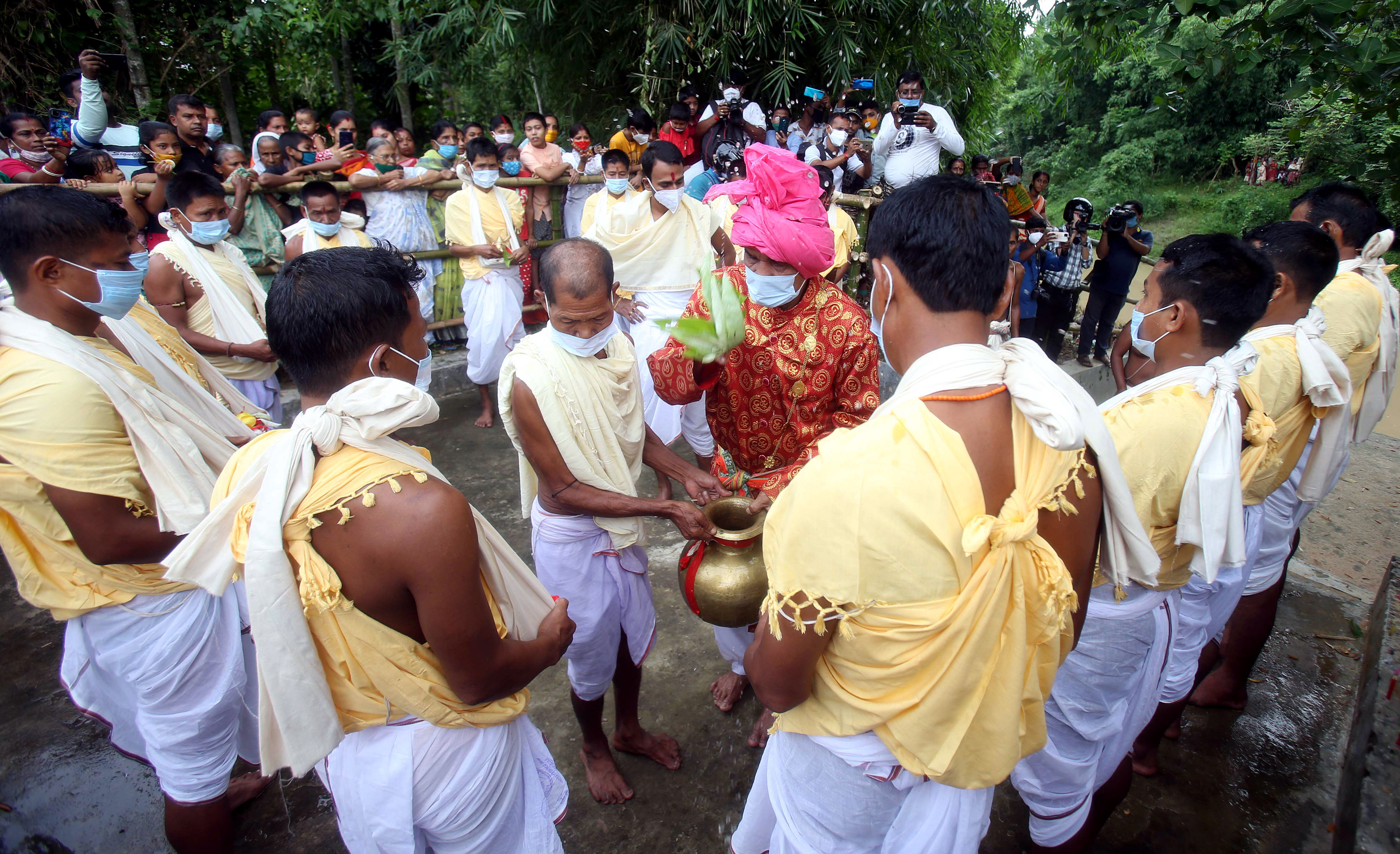 शनिवार को खर्ची पूजा का पहला दिन था। यह पूजा सात दिन तक की जाती है।