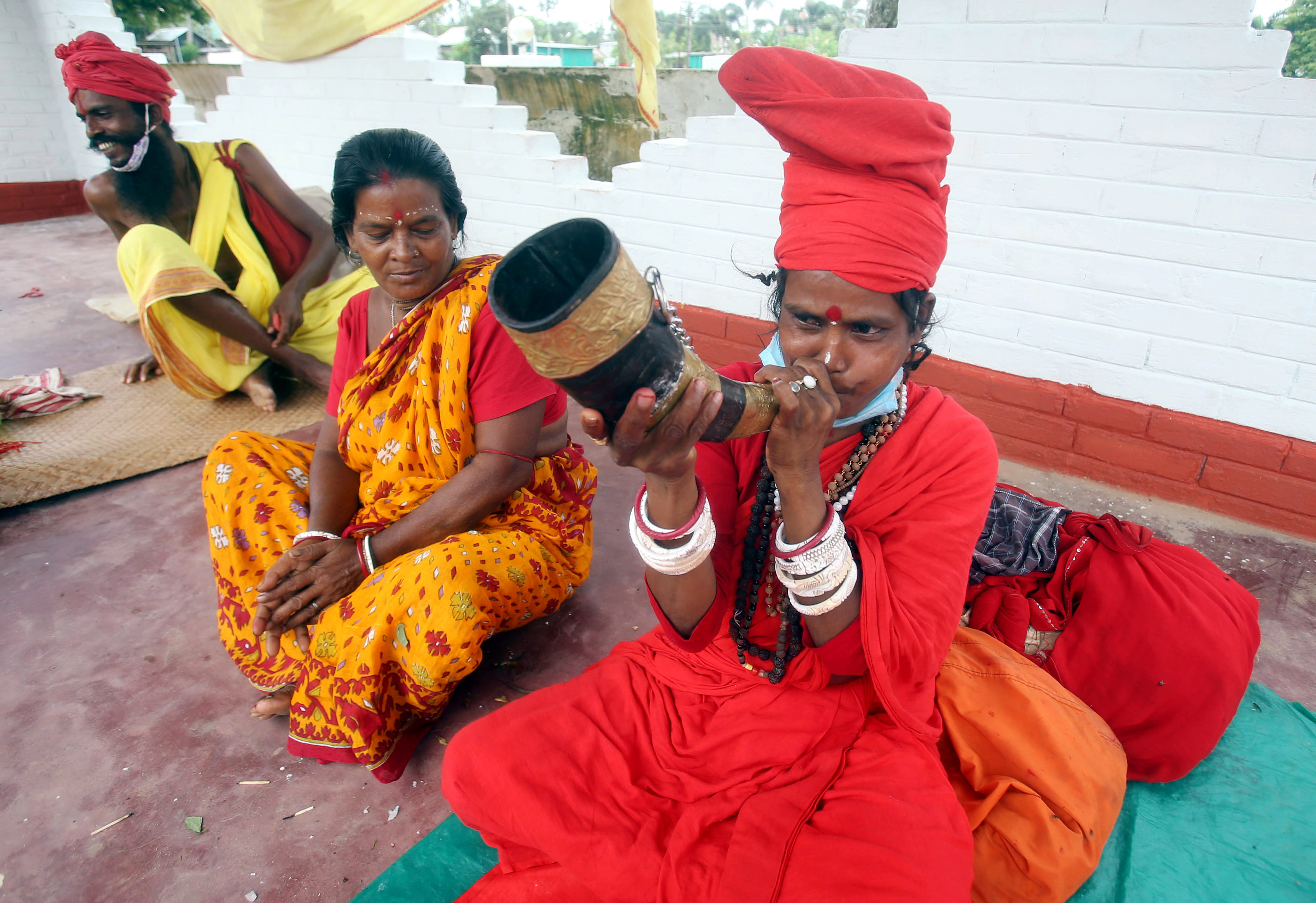 खर्ची पूजा के मौके पर वाद्य यंत्र बजाती एक महिला।