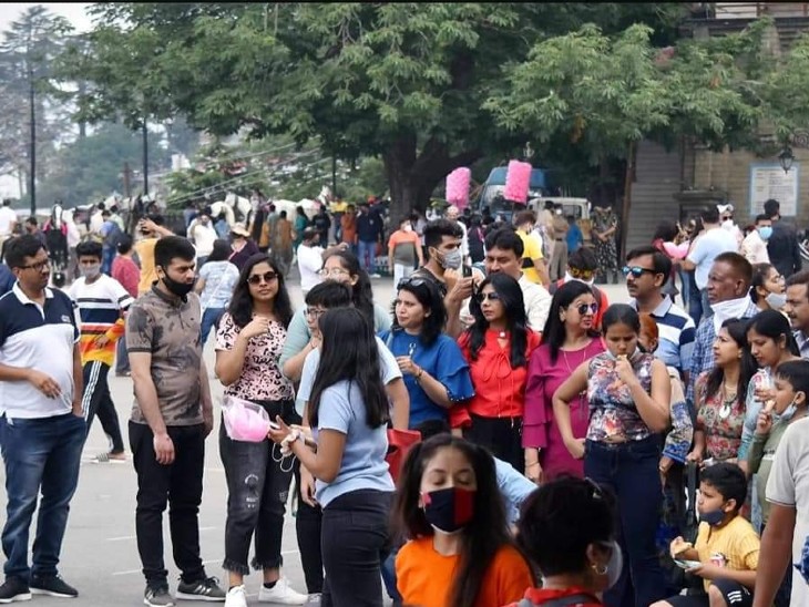 कई राज्यों से लोग हिमाचल प्रदेश के शिमला, मनाली जैसे शहरों में पहुंच रहे हैं।