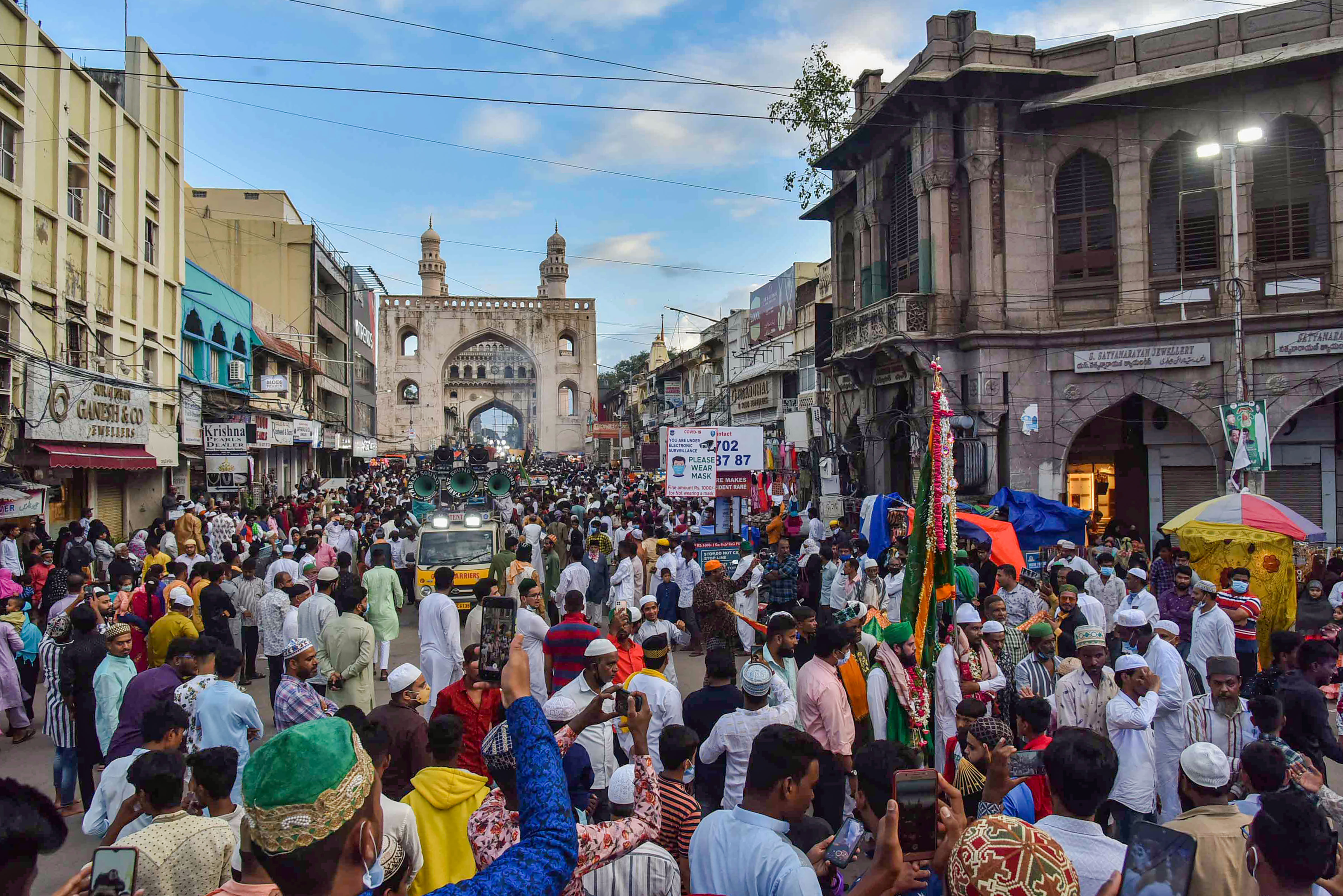 हैदराबाद में सैयद शाह यूसुफुद्दीन की दरगाह पर संदल उठने के कार्यक्रम के दौरान काफी भीड़ नजर आई।