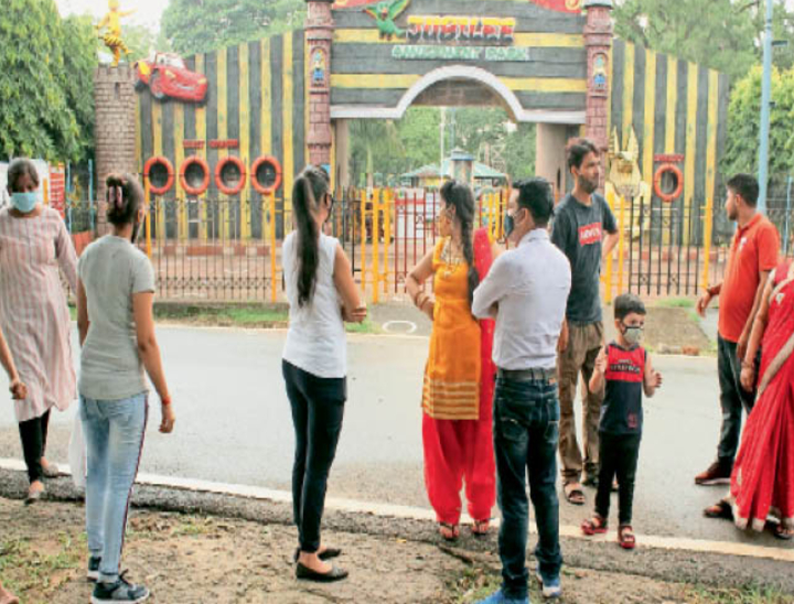 जमशेदपुर के जुबली पार्क पहुंचे कई लोगों को वापस लौटना पड़ा। यहां बिना आईडी कार्ड के एंट्री नहीं दी जा रही है।