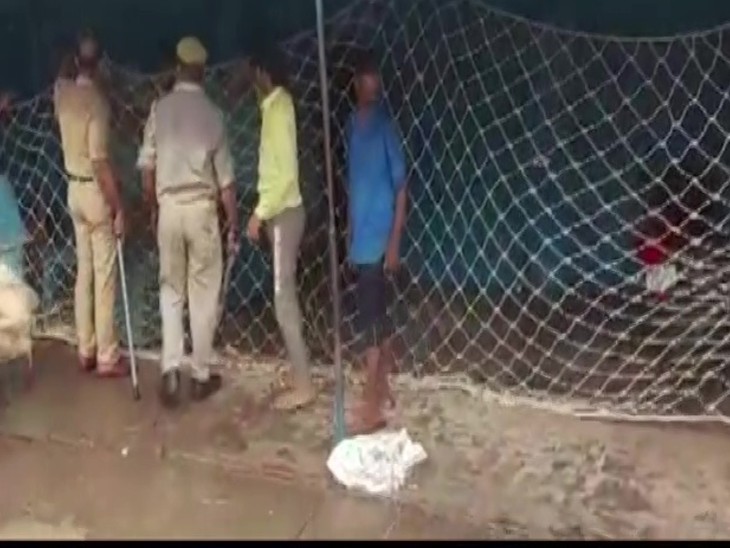 वन विभाग की टीम और पुलिस फोर्स ने तेंदुए को पकड़ने के लिए जाल लगा दिए हैं।