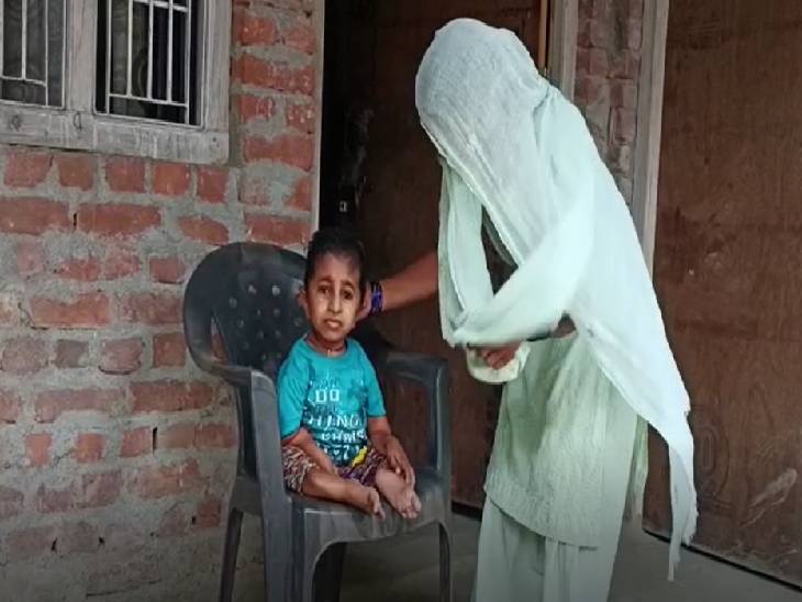 अमेठी में उत्तर प्रदेश का सबसे छोटे कद युवक रहता है, जिसकी उम्र तो 24 साल है लेकिन लंबाई 25 इंच है। - Dainik Bhaskar
