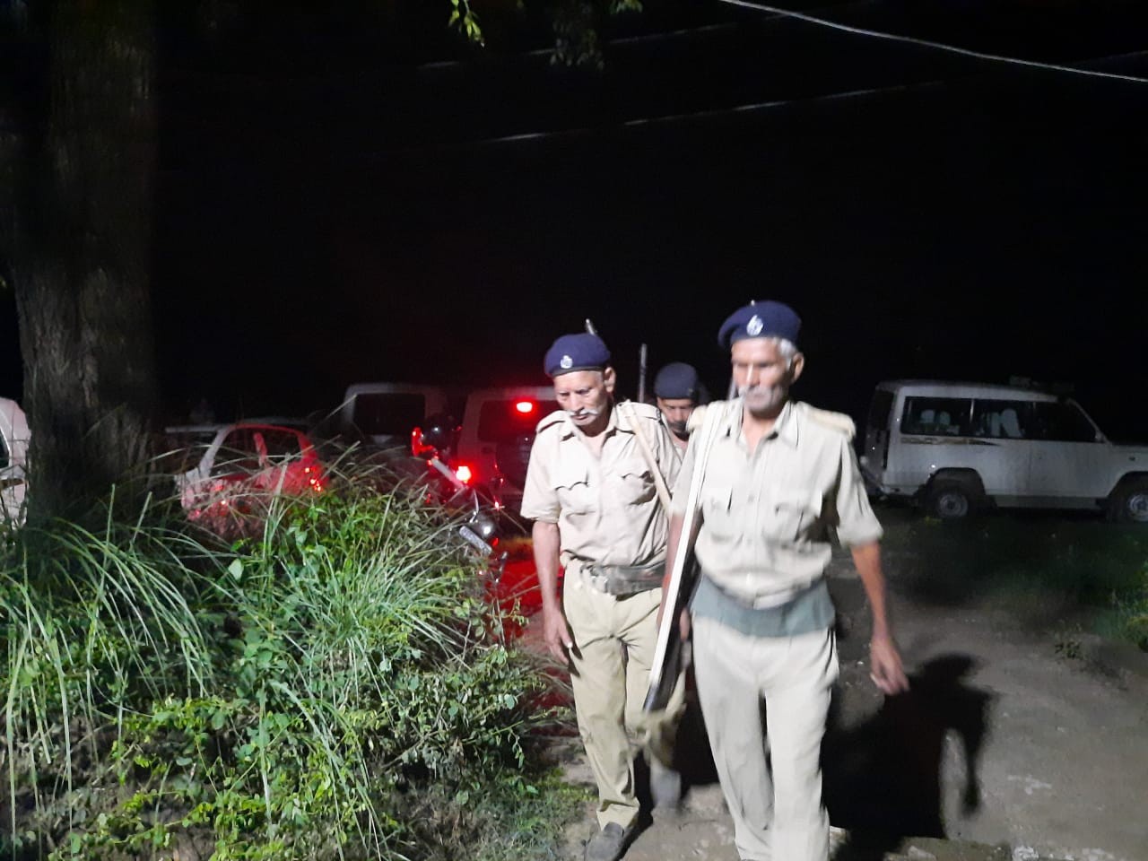 छापेमारी करती पुलिस।