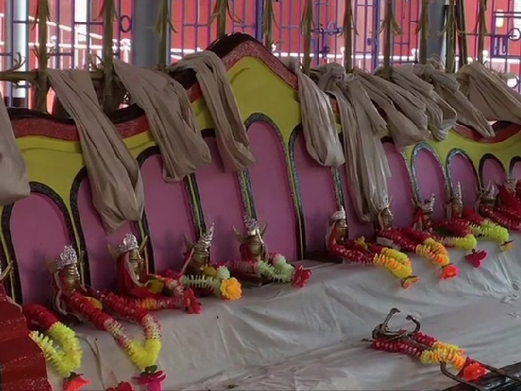 यह पूजा अगरतला के 14 देव मंदिर में आयोजित की जाती है।