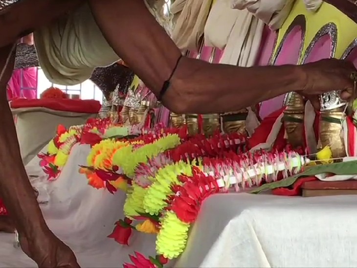 खर्ची पूजा में धरती की पूजा भी की जाती है। इस साल पूजा में अधिक लोग शामिल नहीं हुए।