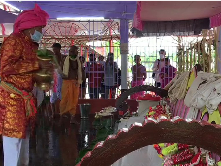 खर्ची पूजा त्रिपुरा का प्रमुख त्योहार है। इसमें 14 देवी-देवताओं की 7 दिनों तक पूजा की जाती है।