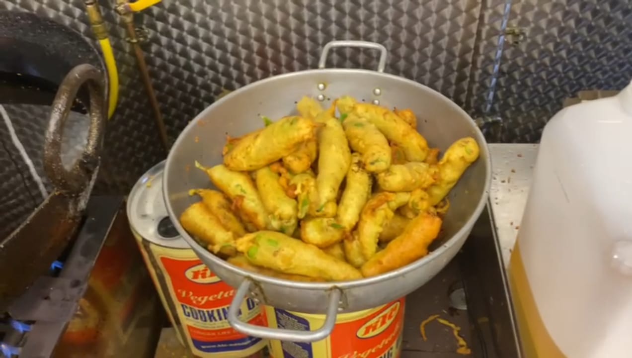 Smell of Mirchi Bade in London, 500 packets of Mirchi Bade distributed in Mirchi Bade Festival, sweetened mouth with boodi, so that the taste of Mirchi Bade is not forgotten | लॉकडाउन