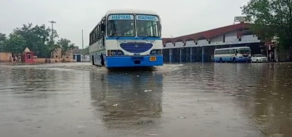 तालाब बना बल्लभगढ़ का रोडवेज बस अड्डा