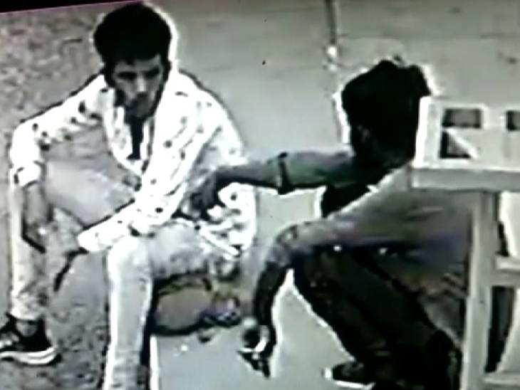 ग्वारीघाट पुलिस की हिरासत में आए संदेही।