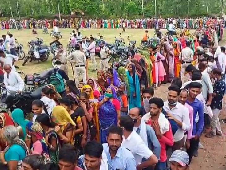 वैक्सीनेशन के लिए लगी कतार में सोशल गाइडलाइन का भी पालन नहीं किया गया।
