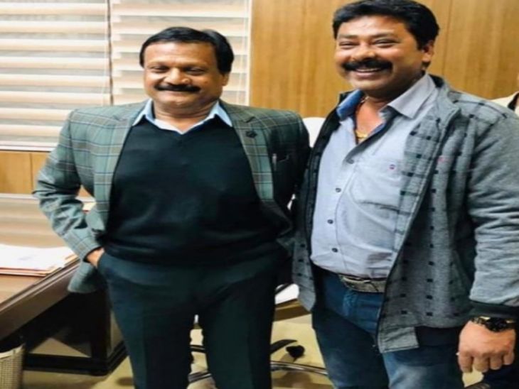 पूर्व मंत्री सज्जनसिंह वर्मा के साथ आरोपी हेमू ठाकुर।