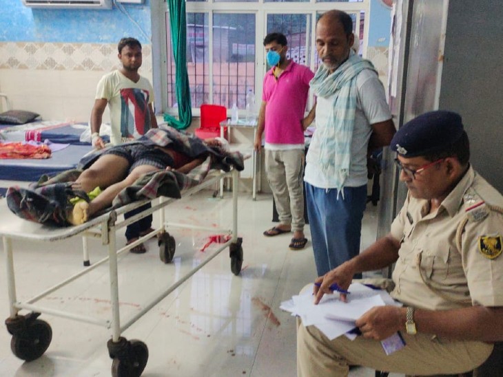 शव के पास कागजी काम करती पुलिस।