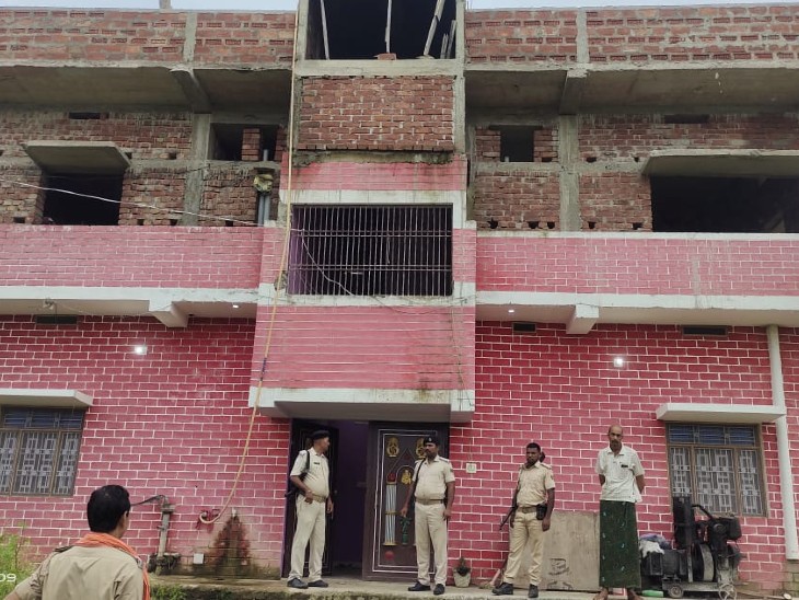 इस घर में ही वारदात को दिया गया है अंजाम।