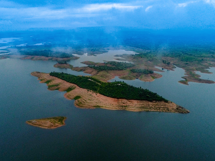 गर्मी के दिनों में माही का गिरता जलस्तर।