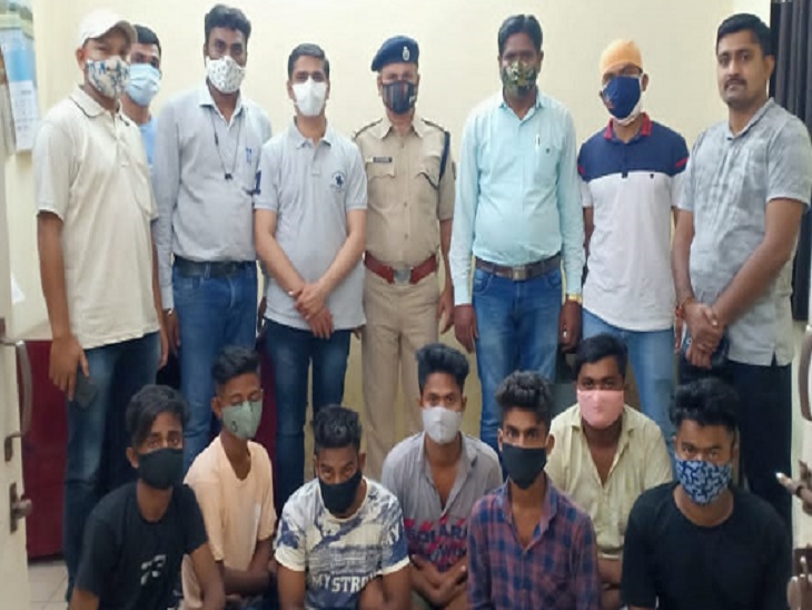 इन बदमाशों के पास से लूट का माल मिला है।