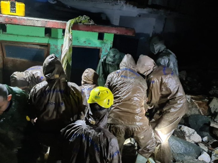उत्तरकाशी हादसे में लापता होने वालों में महिलाएं और बच्चे भी शामिल हैं। रेस्क्यू ऑपरेशन जारी है।