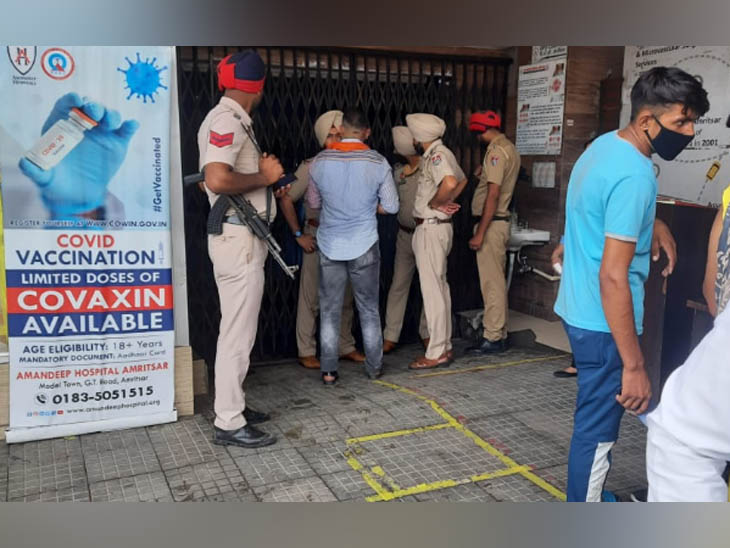 अमनदीप अस्पतााल के बाहर जमा सुरक्षा में तैनात पुलिसकर्मी।
