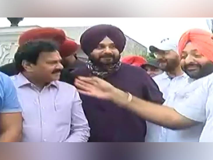 सिद्धू के साथ कैप्टन के बेहद खास कहे जाने वाले दो चेहरे कैबिनेट रैंक प्राप्त राज कुमार वेरका और सीएम के एडवाइजर इंद्रबीर सिंह बुलारिय।