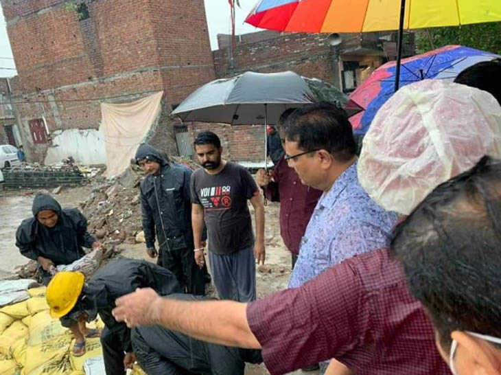 बाद में जूनियर अफसर कमिश्नर के लिए छाता लेकर पहुंचे।