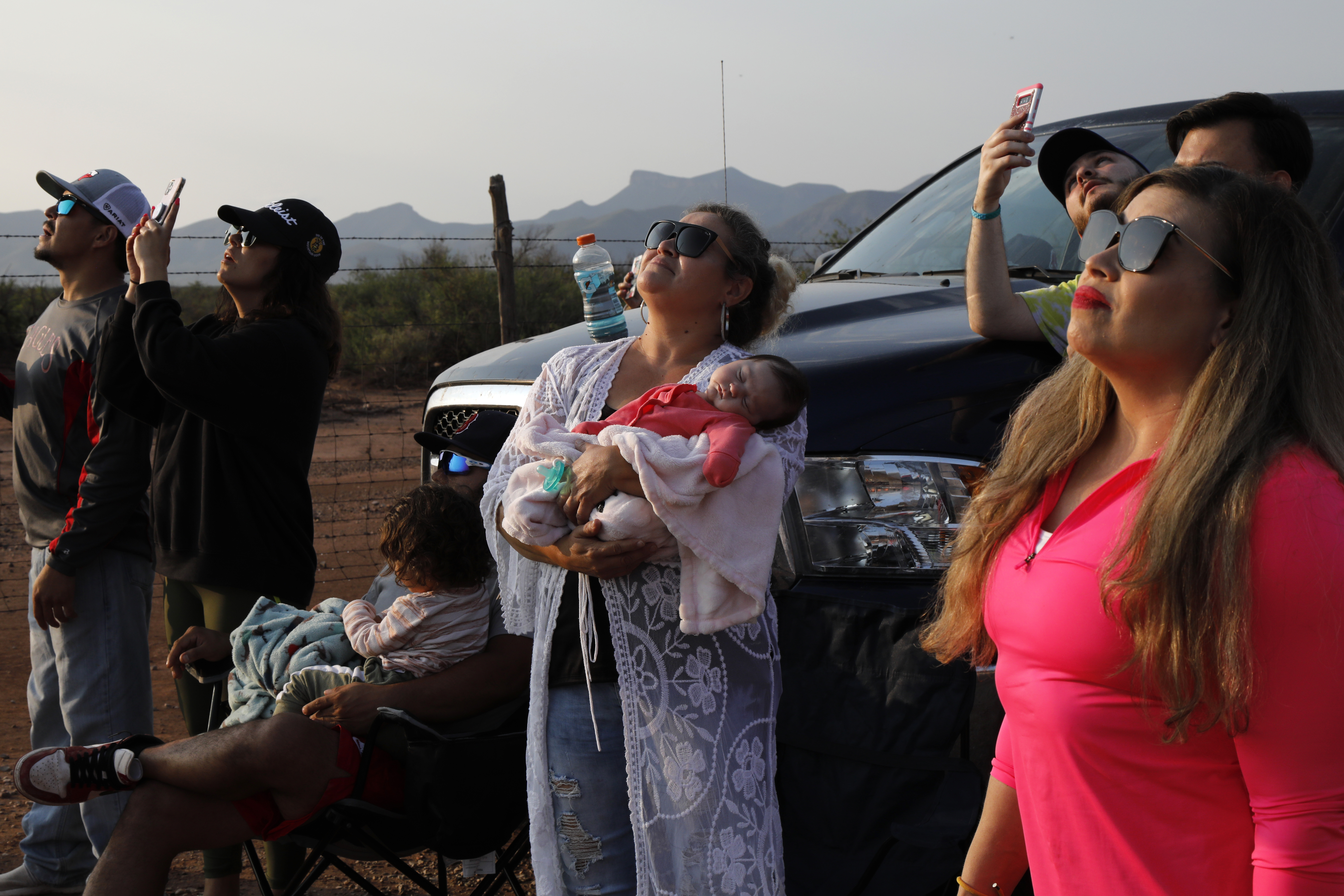 एक महिला अपने छोटे से बच्चे को लेकर बेजोस की अंतरिक्ष यात्रा देखने पहुंची थी।