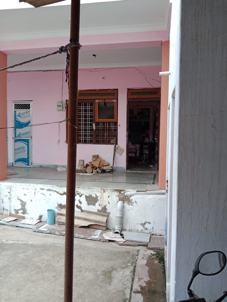 इसी मकान में किराए पर रहती थी