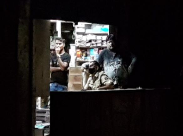मामले की तहकीकात करते थानेदार