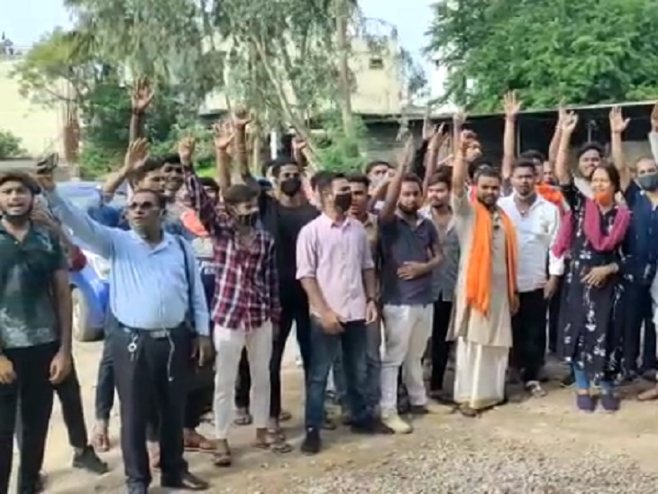 स्कूल में नारेबाजी करते हिंदू संगठन के नेता।