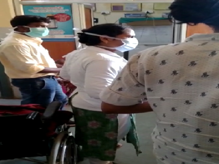 पीएचसी प्रभारी डॉ प्रकाश निर्मम भी दोनों को समझाने के लिए पहुंचे। फिर भी झगड़ा जारी रहा।