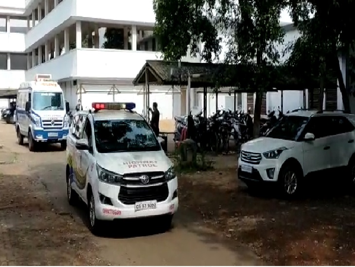 पुलिस को जैसी ही इस बात की जानकारी लगी वे तुरंत ही बच्चे को लेकर निकल गए।