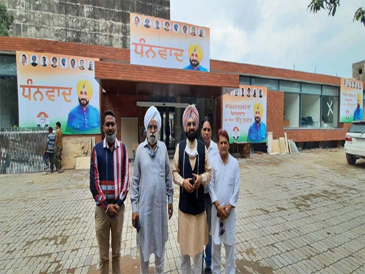चंडीगढ़ के कांग्रेस भवन में पुराने कांग्रेसी आने लगे है,मुख्य गेट पर कई बैनर लगाए गए