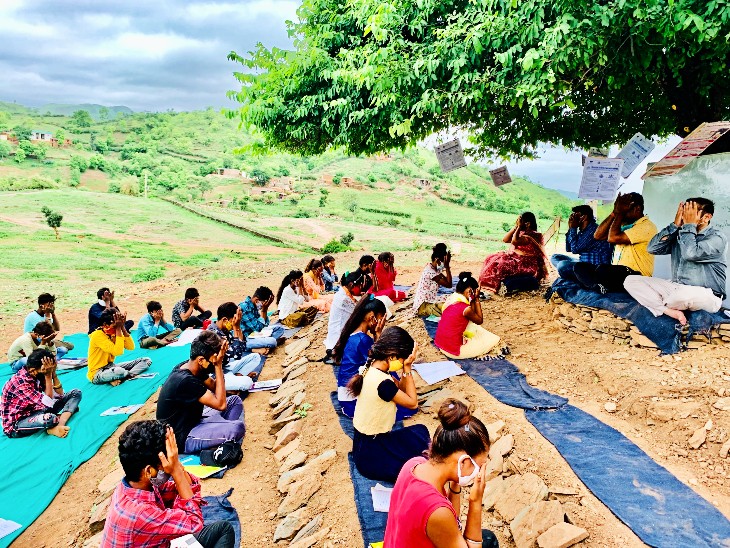 छात्रों के स्वास्थ्य की देखभाल के लिए हर दिन किया जाता है योगाभ्यास।